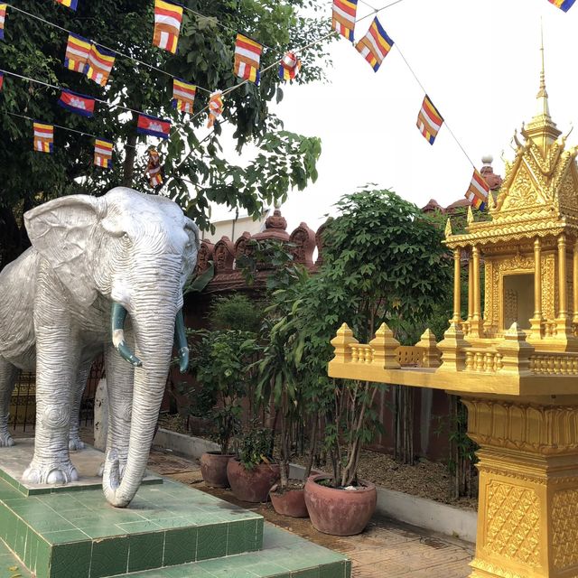 Wat Ounalom Monastery in Phnom Penh ⛩