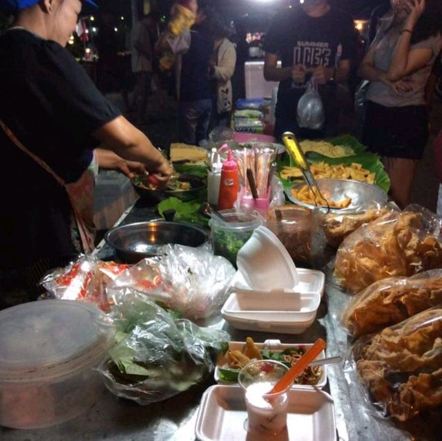 แปลกตาอาหารไทยใหญ่..ถนนคนเดินแม่ฮ่องสอน