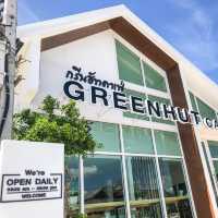 คาเฟ่สีขาวหน้าวัดร่องขุ่น GREENHUT CAFÉ 