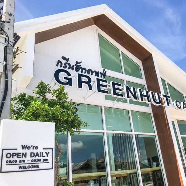คาเฟ่สีขาวหน้าวัดร่องขุ่น GREENHUT CAFÉ 