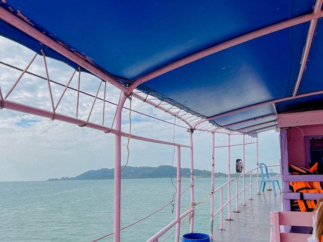 “ท่าเรือศรีบ้านเพ ล่องทะเลไปค้างเกาะเสม็ด”🏝