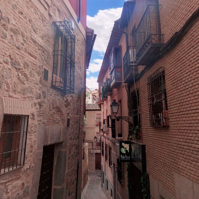 Walking tour in old Spanish capital Toledo