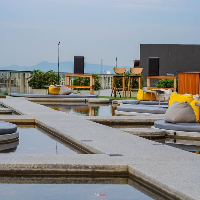 ที่พักติดริมชายหาด rooftop beachbar seafood 