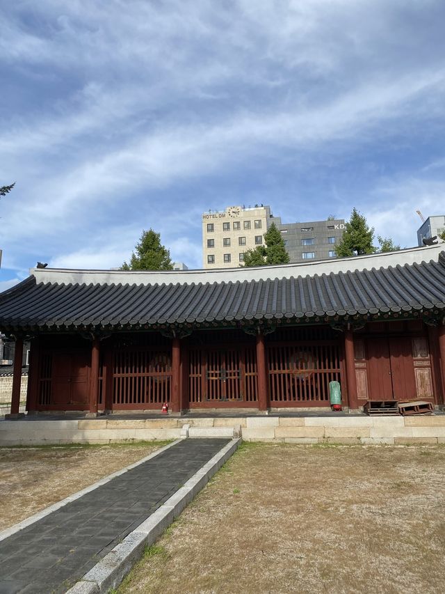 แวะพักผ่อนที่สวนสไตล์เกาหลี Dongmyo Park