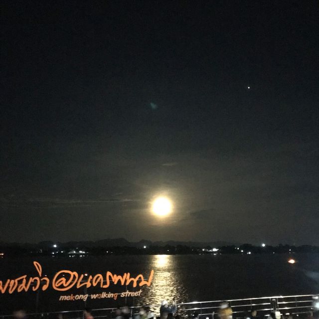 สวยงามอลังการไหลเรือไฟนครพนม2022