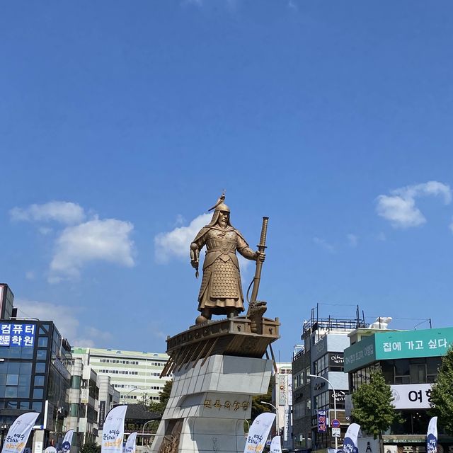 이순신광장 공원과 진남관