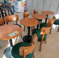 7-11銅高門市-博客來、甜甜圈、舒適座位區