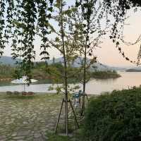 quiet hotel in nature overlooking a huge lake