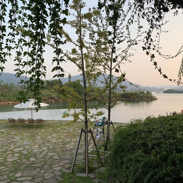 quiet hotel in nature overlooking a huge lake