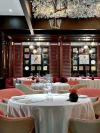 Check into the Xiamen Waldorf Astoria Hotel and enjoy a refined journey.