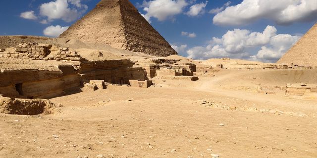 Unfillable pits, endless regrets - the Pyramid of Khufu.