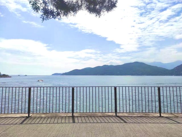 長洲東灣海灘：吃著西瓜冰和大魚蛋曬太陽