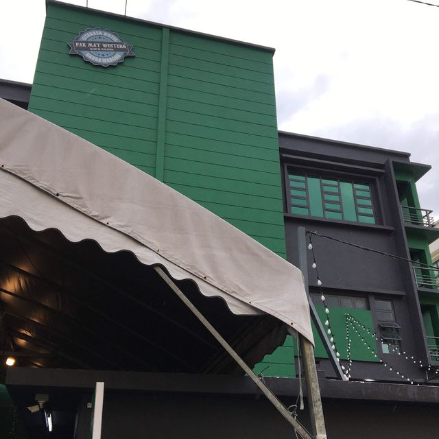 A viral and cheap western food cafe!