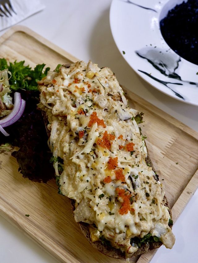 沐浴於樹林與陽光的小黃鴨cafe