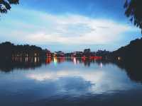 호수의 도시 하노이 사람들의 휴식처 호안끼엠 호수의 밤
