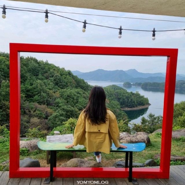 충주호와 악어섬이 내려다보이는 카페_게으른 악어