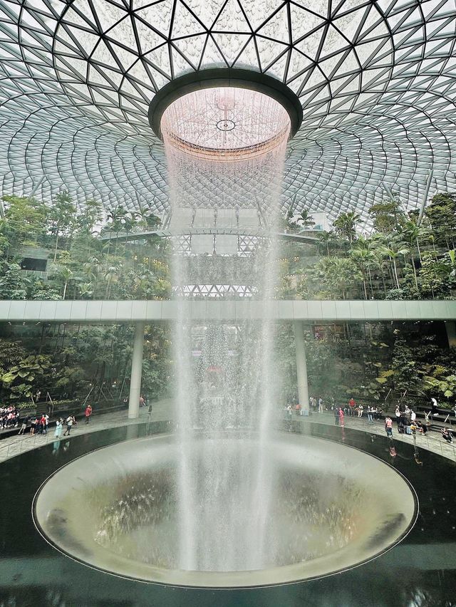 Jewel Changi Airport จุดแวะพักของนักเดินทาง