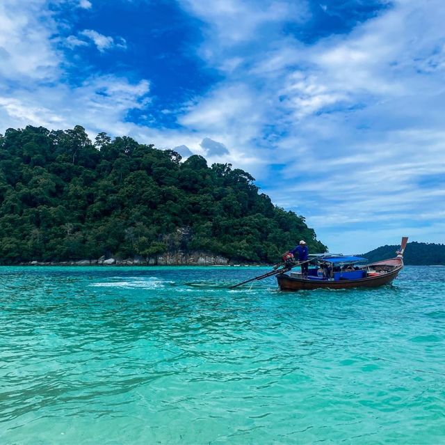 เกาะรอกลอย อัญมณีสีเขียวแห่งท้องทะเล