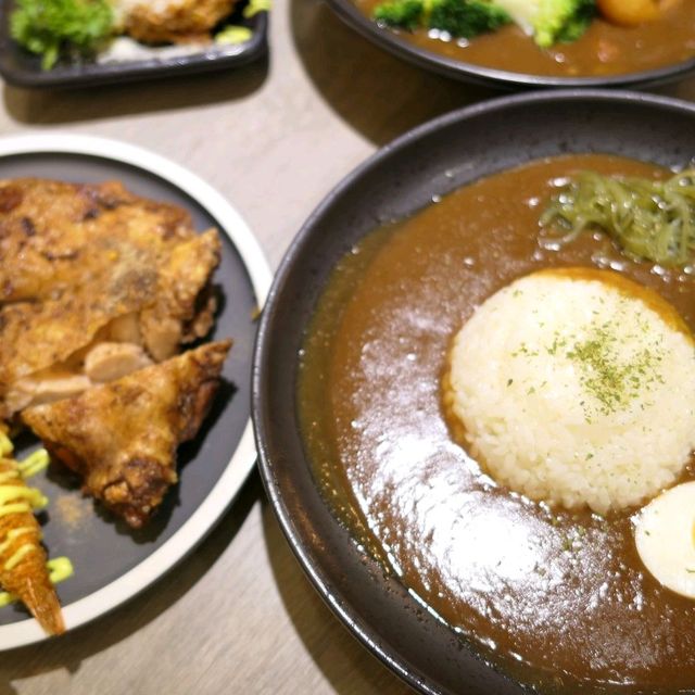 貓奴必來!新店咖哩—迎食流咖哩/蓋飯/歐姆蛋，平價美味，免費加醬加飯一次