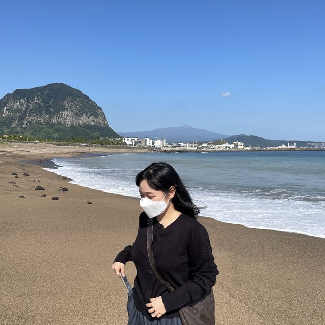 산방산 뷰 여유로운 분위기의 해변