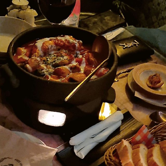 은은한 촛불 아래, 둘이 함께 즐기는 데이트