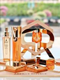 ✨金光閃閃的蜂蜜下午茶✨ 由Guerlain x Hotel Icon 唯港薈GREEN合作推出以全新殿級蜂皇升級版再生修護雙效精華及蜂蜜為主題的期間限定「金蜂悅蜜下午茶」🍯🐝  每款甜品都好精緻