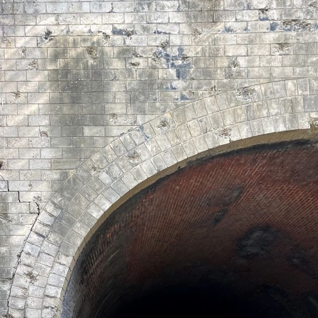 崎頂鐵道文化公園 🖌 在有二戰遺跡的子母隧道中拍剪影照