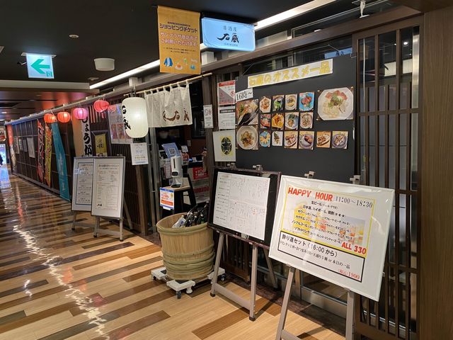 主要交通機関に直結。地下飲食店街『博多うまかもん通り』