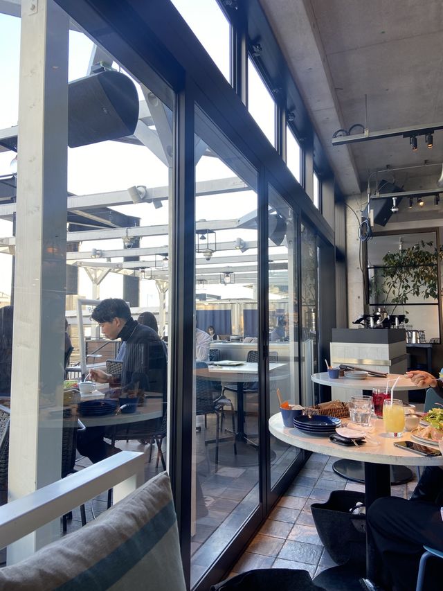 【海が見えるカフェ】東京・竹芝にあるカフェでオシャレランチ