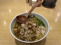 福岡空港。国内線空港内『ラーメン滑走路』で鹿児島ラーメン『Noodle Laboratory 金斗雲』に着陸✈️