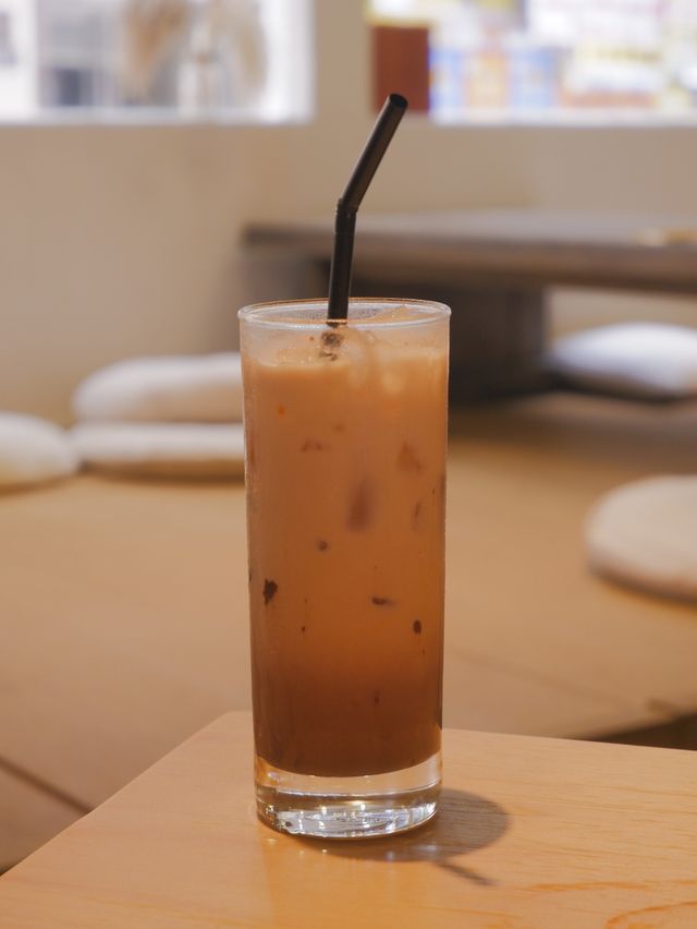 白色渡假風Cafe，推介超濃郁冬陰公意粉 