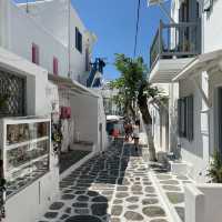 Beautiful white-washed streets of Mykonos 🤍