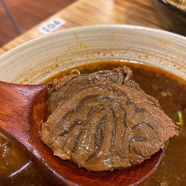 ［桃園/中壢］ 集英會牛肉麵館🐮｜中原夜市美食 超軟嫩牛肉 牛肉湯超好喝🤤 