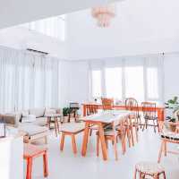 คาเฟ่ในบ้านสีขาว สุดมินิมอล! น่ารักสุด ถ่ายรูปสวย