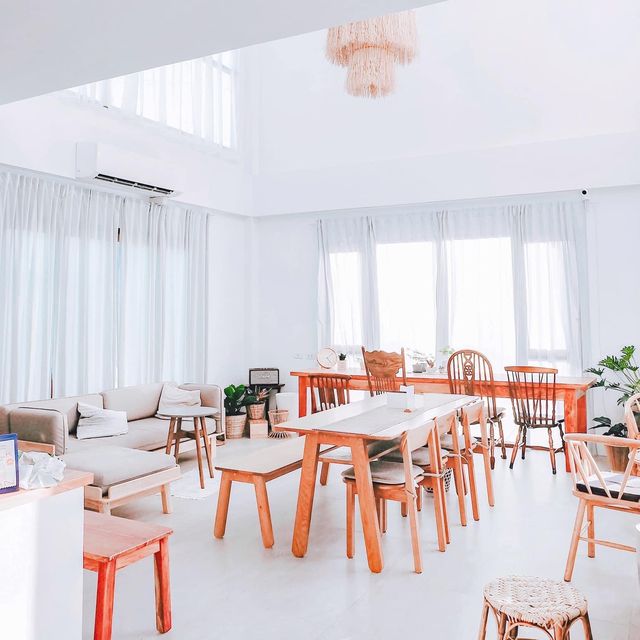 คาเฟ่ในบ้านสีขาว สุดมินิมอล! น่ารักสุด ถ่ายรูปสวย