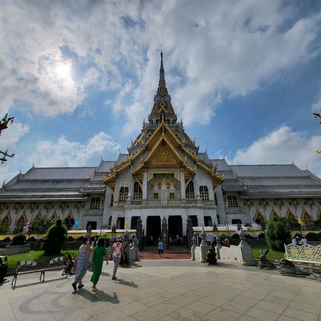 นั่งรถไฟไปวัดหลวงพ่อโสธร