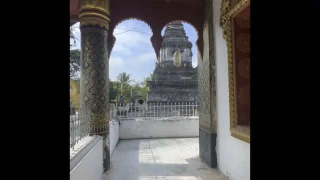 Stupa at Wat That Noi