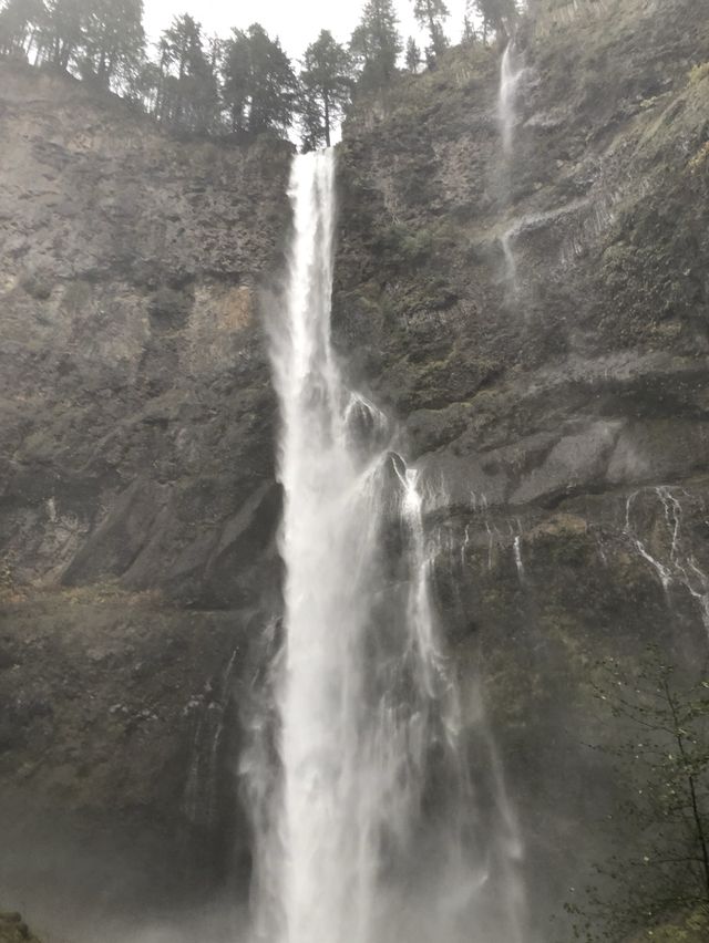 awesome falls close to city