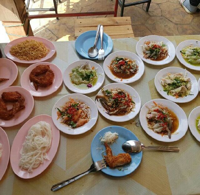 ร้านยำลำละซาว จานละ 20 บาท