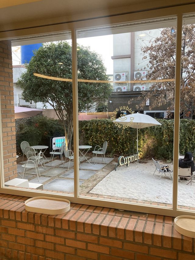 테라스 자리가 매력적인 도넛맛집