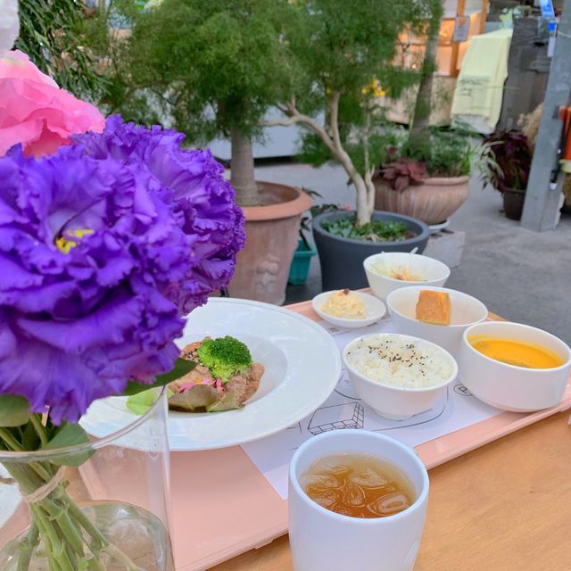 免日曬雨淋！室內花房用餐，享受春季旅行的浪漫氣氛！