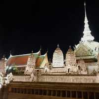 วัดพระศรีรัตนศาสดาราม ยามค่ำคืน 