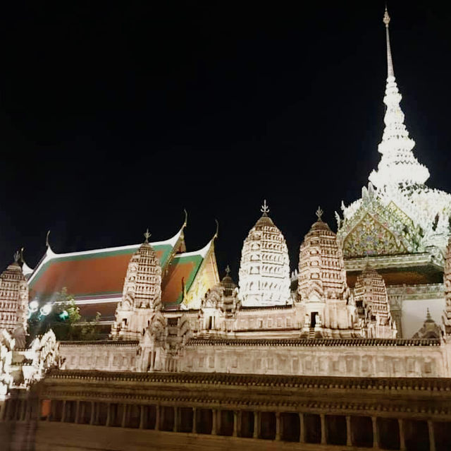 วัดพระศรีรัตนศาสดาราม ยามค่ำคืน 