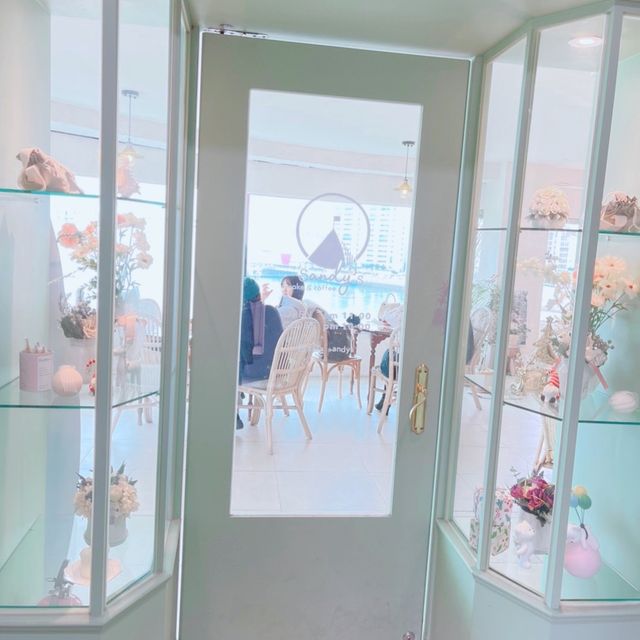 คาเฟ่ ‘Café Sandys’ คาเฟ่ ‘Café Sandys’