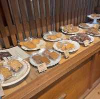 旬のマフィンがたくさん並ぶ焼き菓子店:はこぶね
