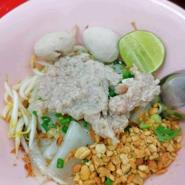 เจ๊หนาชวนชิม ก๋วยเตี๋ยวหมูต้มยำทุ่งคอก