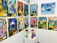 參觀兒童作品畫作展覽！有自己的作品展出～