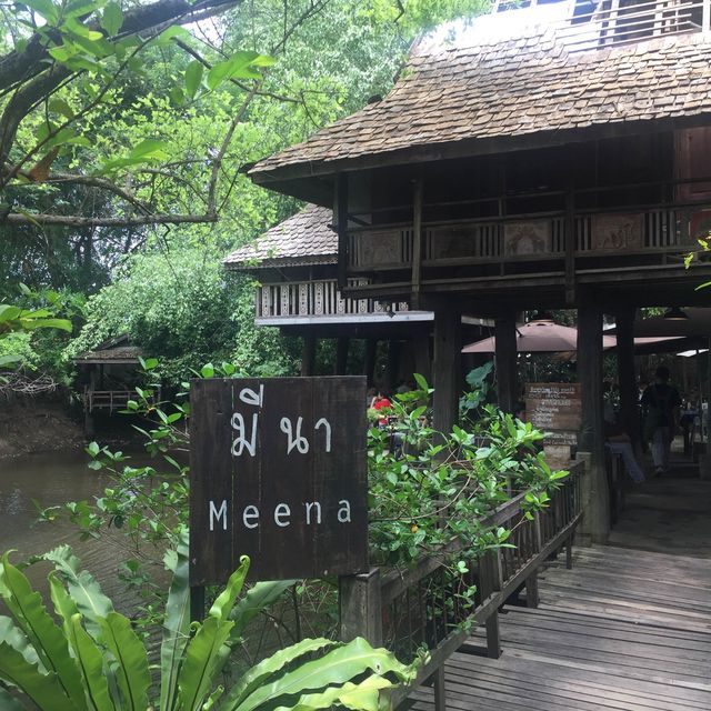 ร้านอาหาร สไตล์บ้านนา ที่ มีนา มีข้าว 