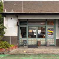 旬のマフィンがたくさん並ぶ焼き菓子店:はこぶね