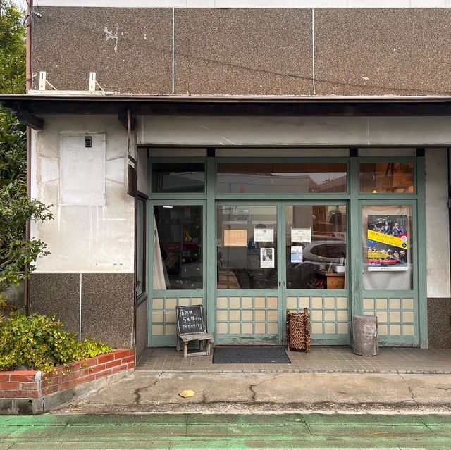 旬のマフィンがたくさん並ぶ焼き菓子店:はこぶね